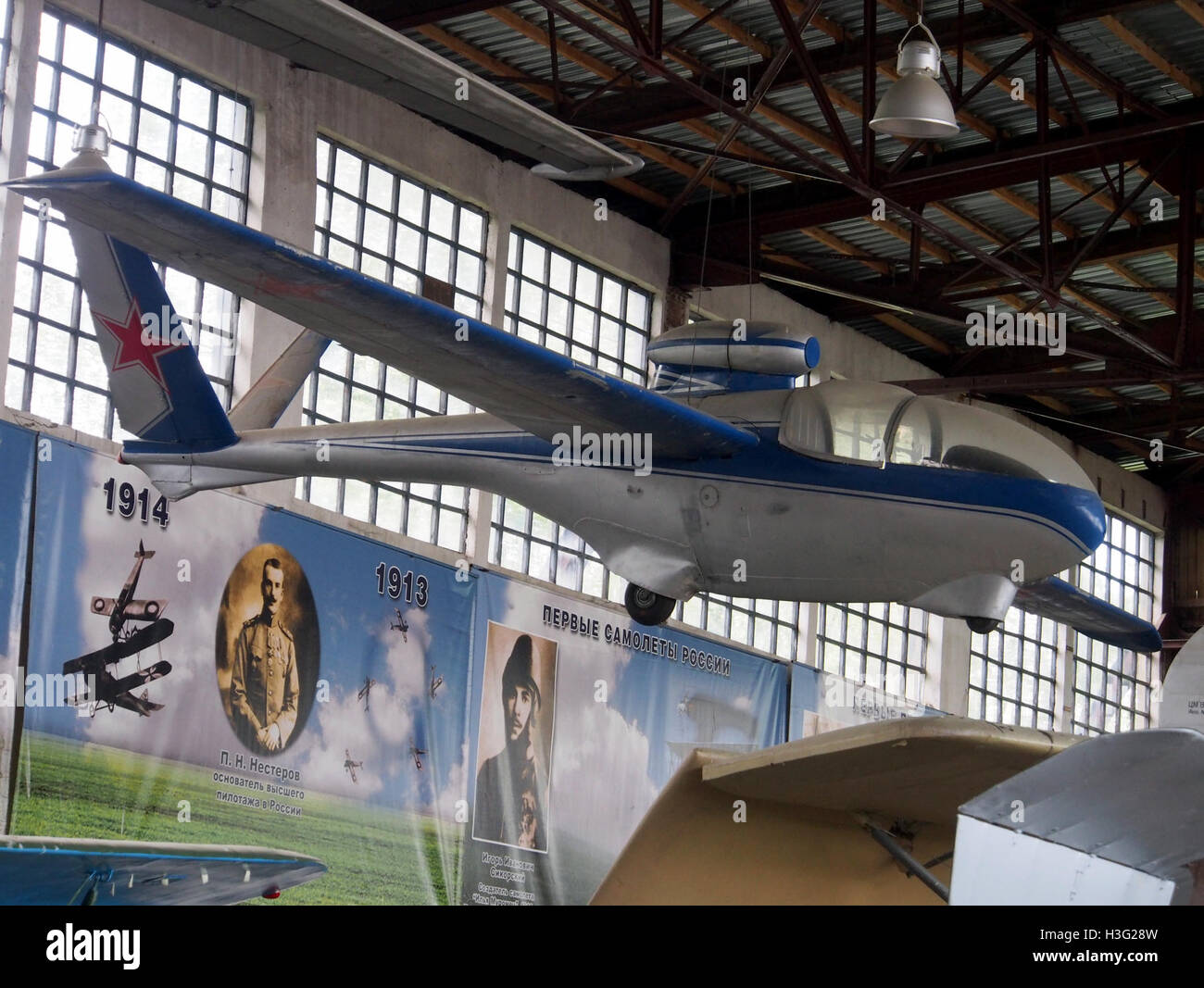 L'Antonov A-13M è un aereo militare di progettazione sovietica utilizzato principalmente per il trasporto e la ricognizione. Questa immagine mostra l'aereo, evidenziandone il design e il ruolo nella storia dell'aviazione sovietica. Foto Stock