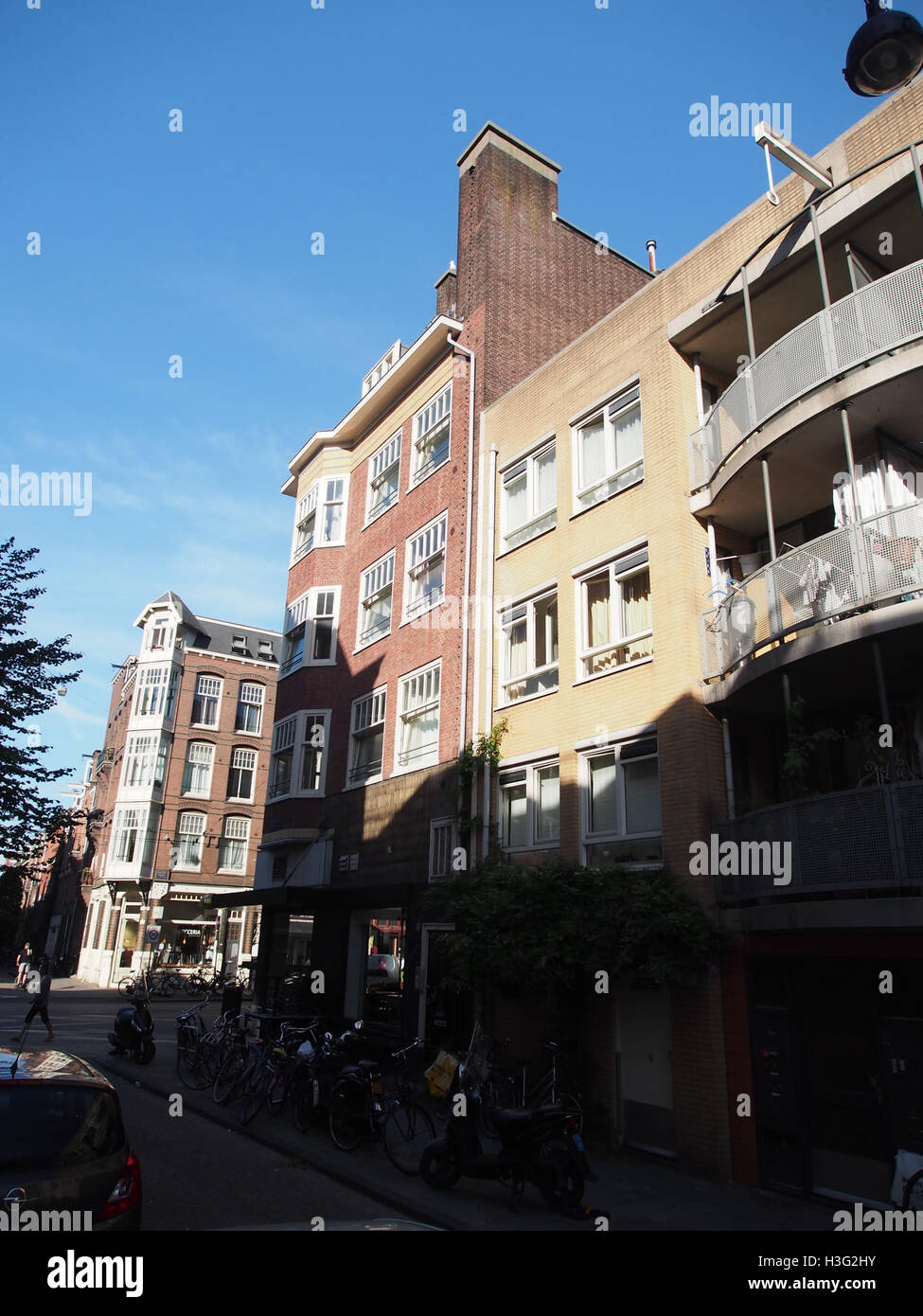 Questa fotografia cattura una scena dall'area di Rustenburgerstraat, conosciuta per il suo significato storico e culturale. L'immagine offre uno sguardo visivo sul passato di quest'area, rivelandone l'architettura e il contesto sociale. Foto Stock