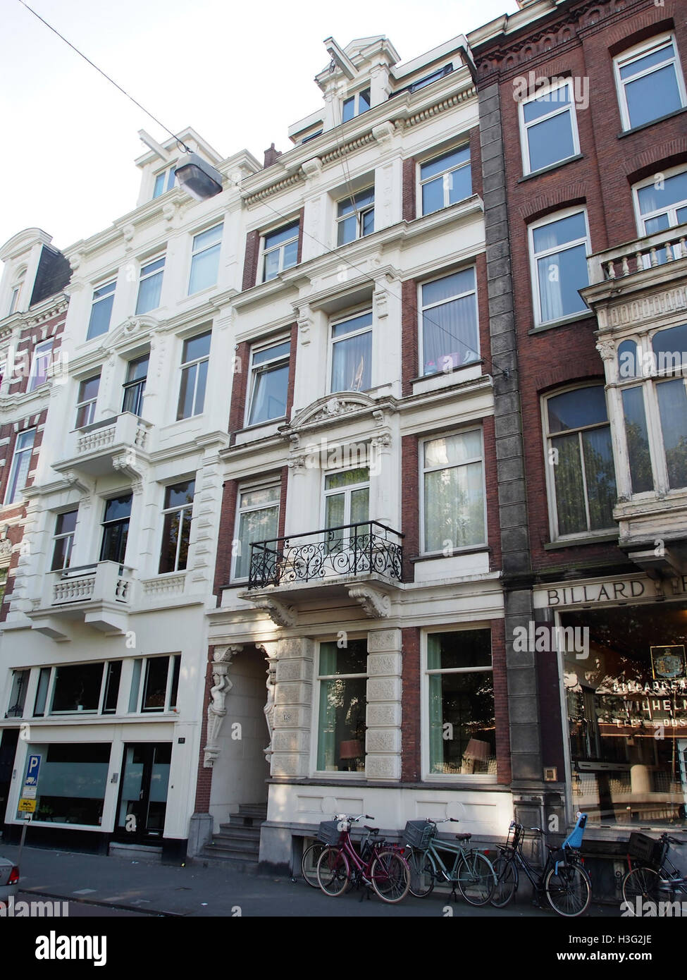 Una fotografia storica che cattura l'edificio Stadhouderskade 128, che mostra le sue caratteristiche architettoniche e il suo significato nel contesto della storia locale. Foto Stock