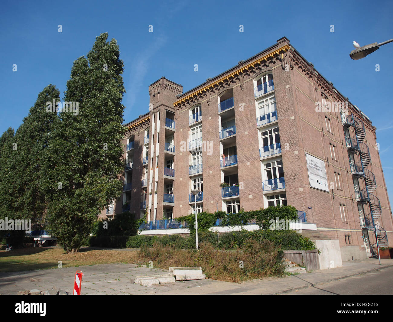 Una fotografia dell'area di Cruquiusweg, che cattura il suo paesaggio urbano. L'immagine mostra l'architettura, le strade e gli elementi della vita moderna della città nella zona. Foto Stock