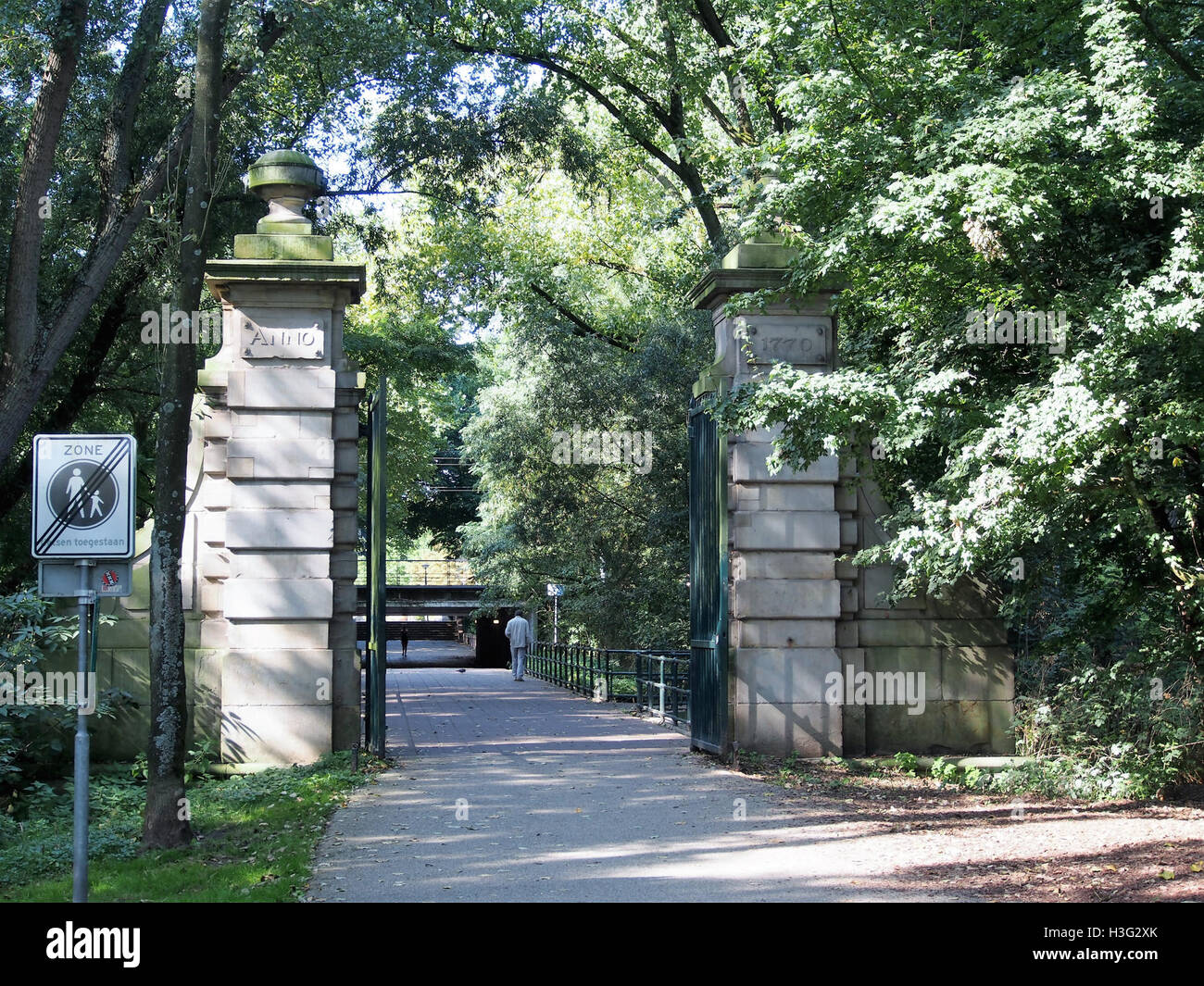 Una fotografia di Flevopark, un parco pubblico di Amsterdam, che mostra la sua bellezza naturale e le sue caratteristiche ricreative. Flevopark è noto per i suoi spazi verdi, i sentieri panoramici e la flora variegata. Foto Stock