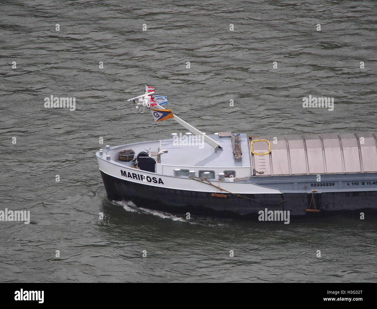La Mariposa (2008), identificata da ENI 02330239, è una nave moderna che naviga sul Reno vicino a Sankt Goar. La nave fa parte della flotta commerciale europea, impegnata nel trasporto di merci lungo la rotta fluviale. Foto Stock