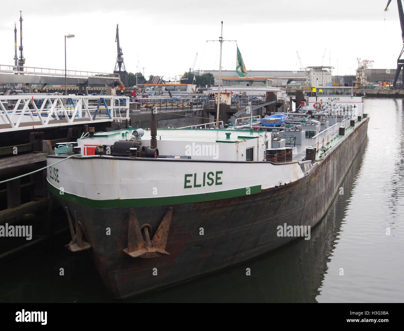 La nave "Elise", costruita nel 1957, attraccò al Welplaathaven nel porto di Rotterdam, mostrando il suo design marittimo e il suo ruolo nelle operazioni di navigazione. Foto Stock