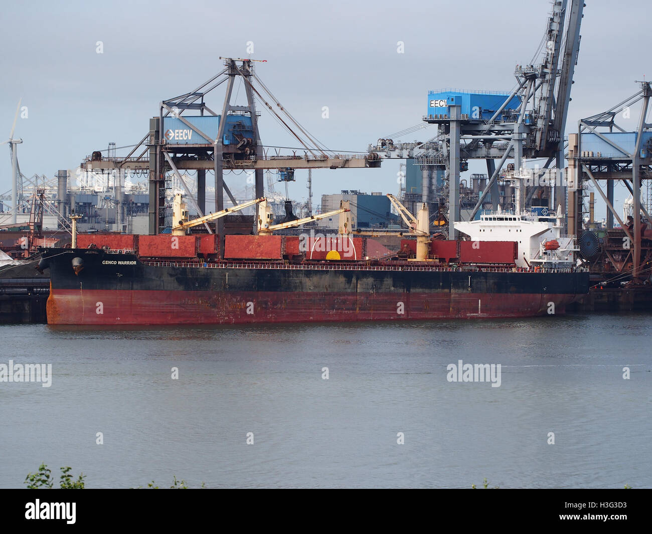 La Genco Warrior (IMO 9316153), una moderna nave portarinfuse, è raffigurata in transito nel porto di Rotterdam, uno dei porti più trafficati d'Europa, sulle sue operazioni marittime nel 2005. Foto Stock