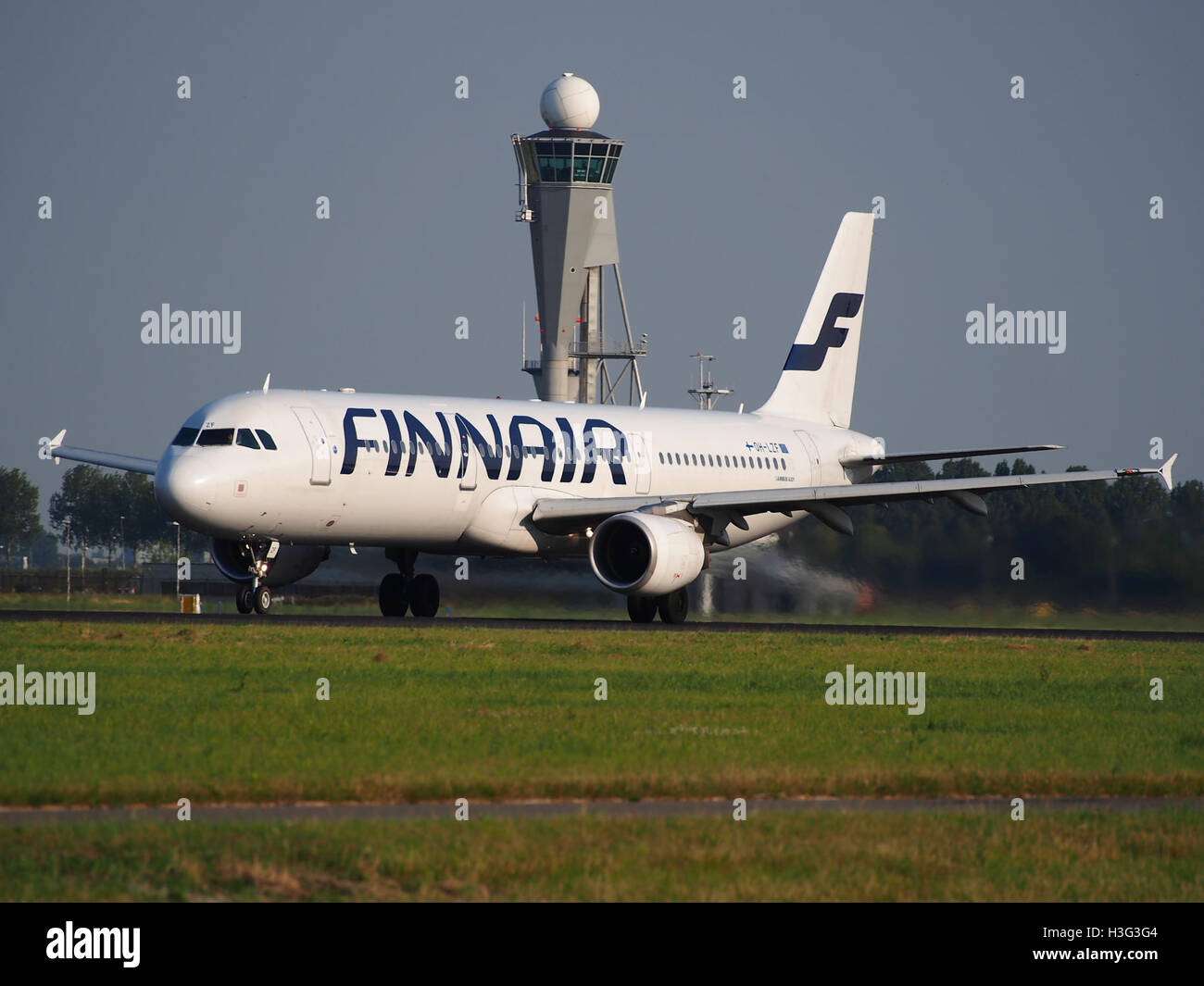 OH-LZF Finnair Airbus A321-211 - cn 2208 decollo da Schiphol pic1 Foto Stock