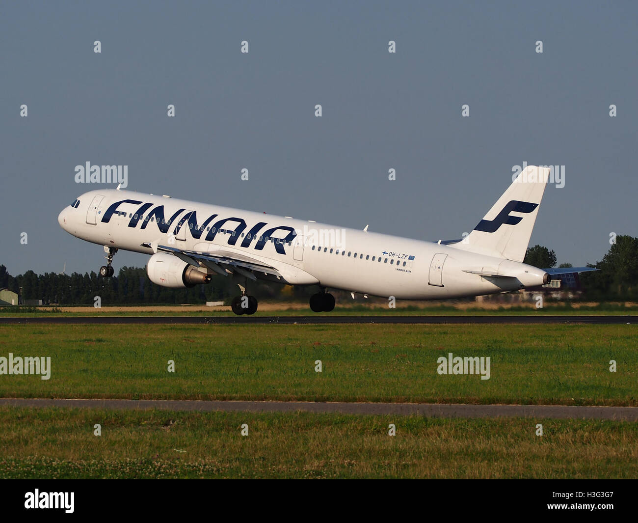 OH-LZF Finnair Airbus A321-211 - cn 2208 decollo da Schiphol pic4 Foto Stock
