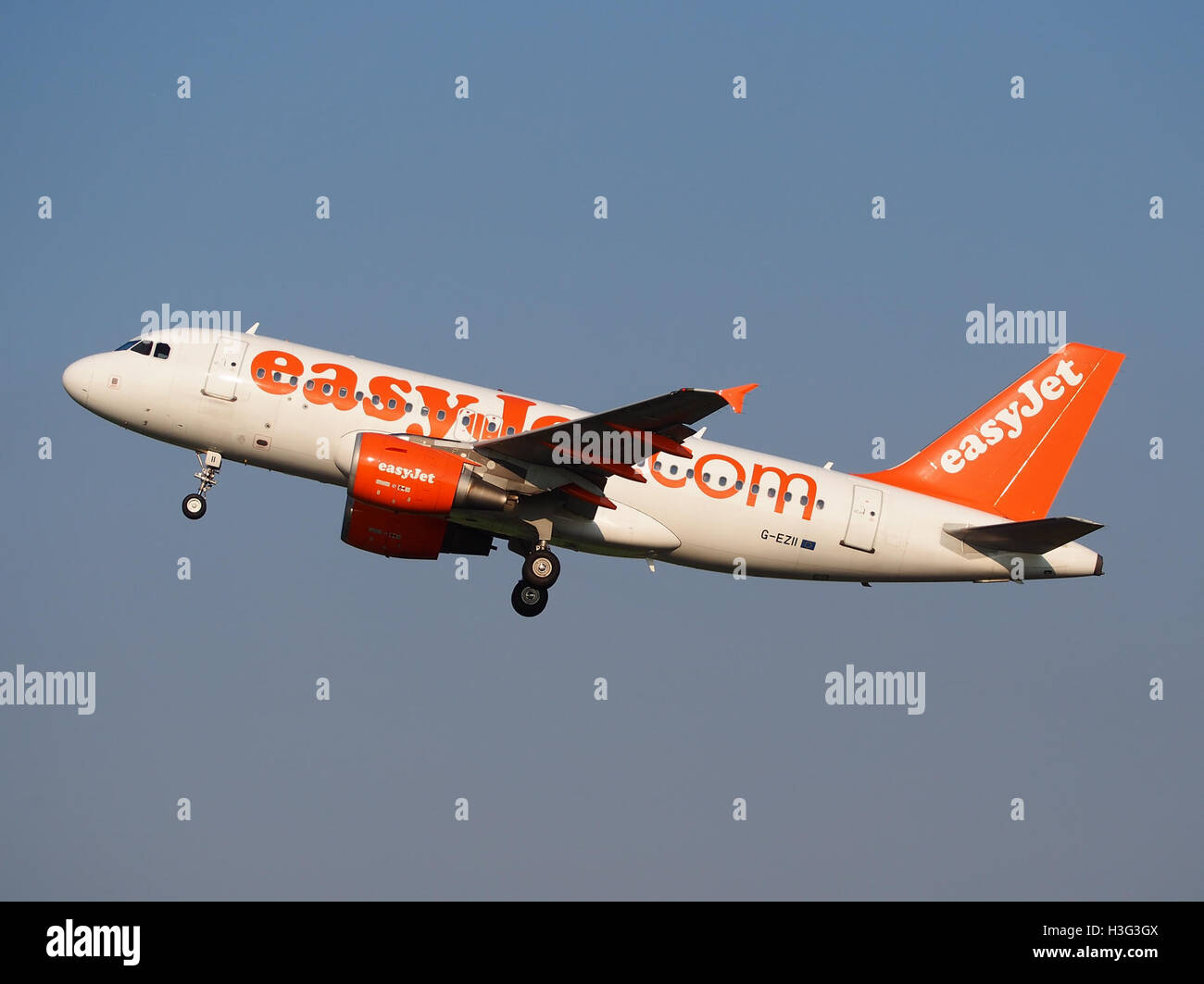 G-EZII easyJet Airbus A319-111 - cn 2471 decollo da Schiphol pic2 Foto Stock