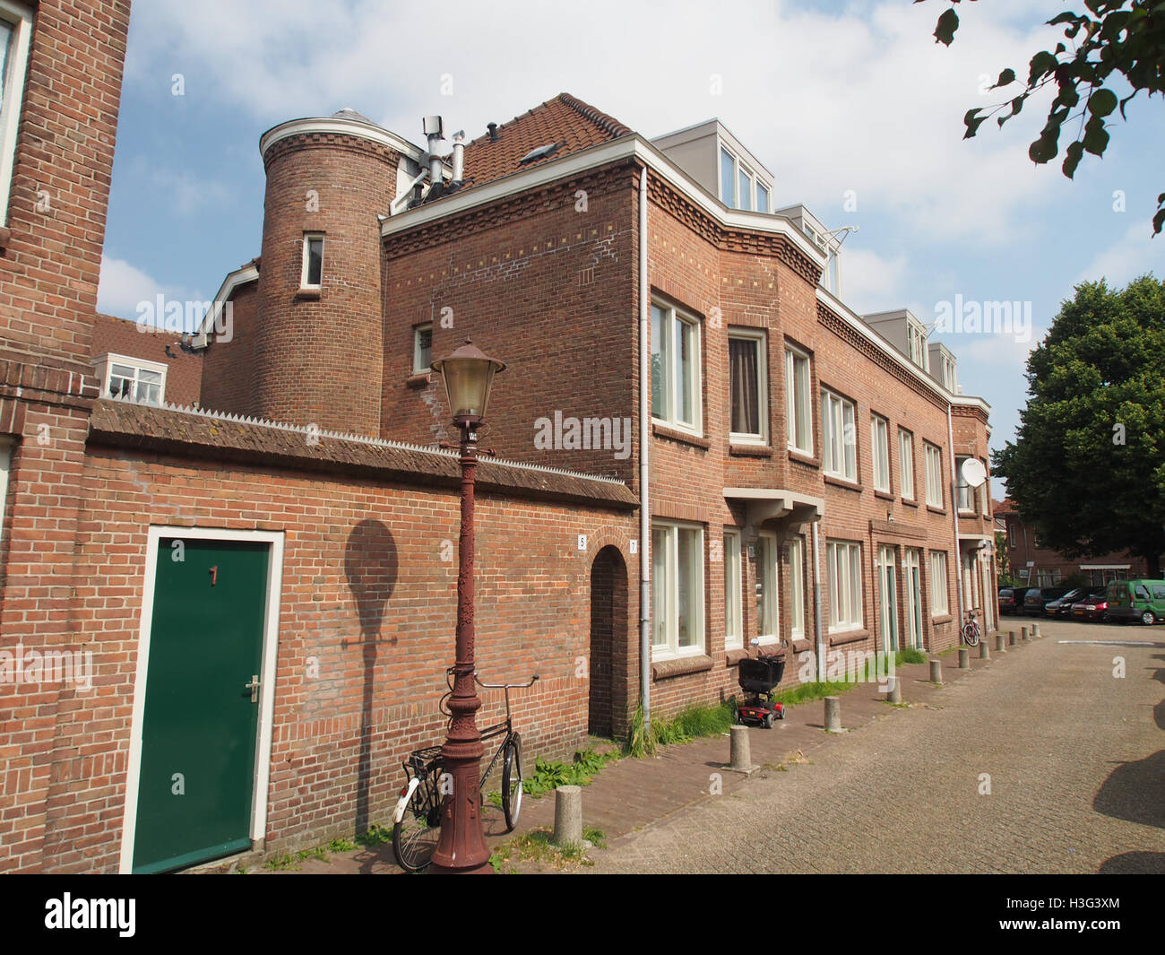Eksterstraat 3 e superiori si trova in un quartiere residenziale, con proprietà caratterizzate dal tipico design urbano olandese. L'area include sia case unifamiliari che edifici a più piani, offrendo una miscela di spazi residenziali. Foto Stock