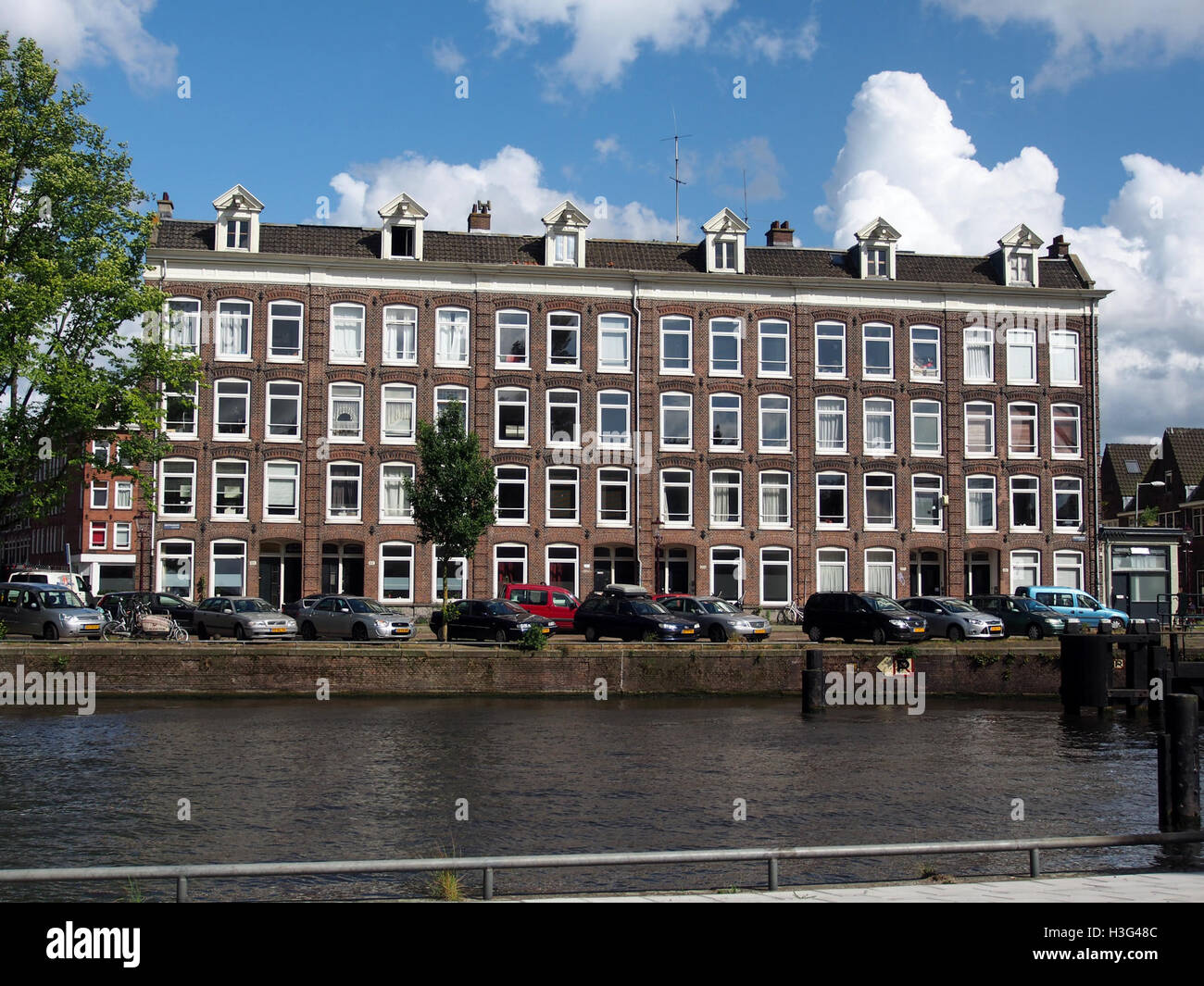 Una veduta di Houtmankade, una strada della città con edifici notevoli situati al numero 105 e più in alto. Foto Stock