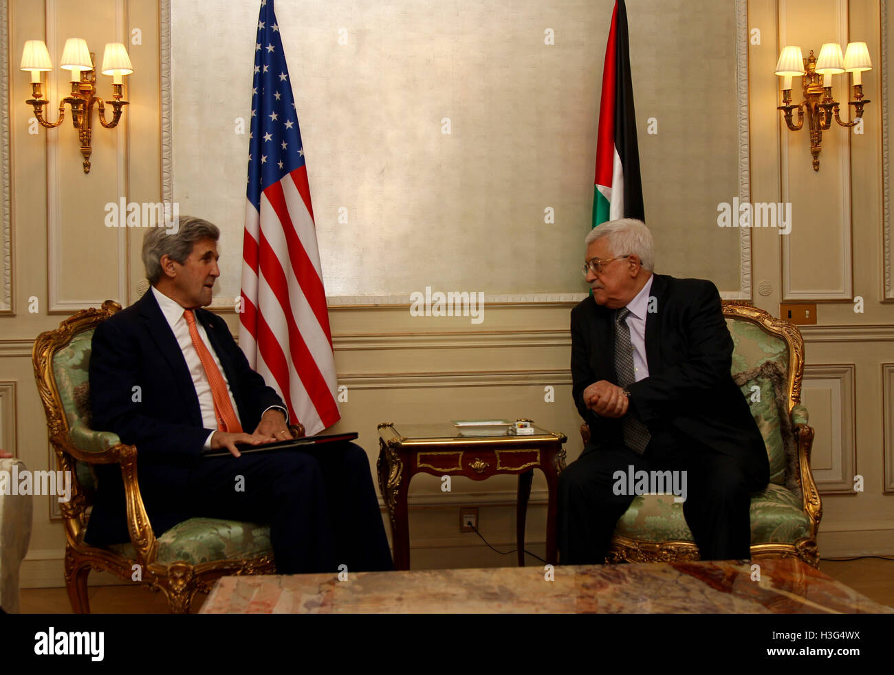 Stati Uniti Il segretario di Stato John Kerry chat con stato di Palestina Presidente Mahmmoud Abbas al Le Meurice Hotel di Parigi in Francia il 30 luglio 2016. Foto Stock