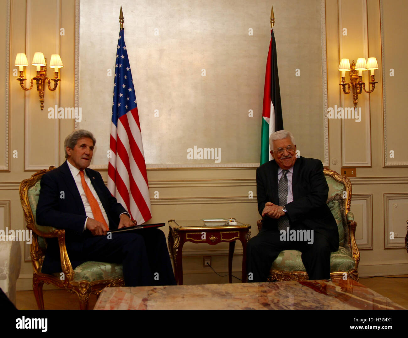Stati Uniti Il segretario di Stato John Kerry incontra con stato di Palestina Presidente Mahmmoud Abbas al Le Meurice Hotel di Parigi in Francia il 30 luglio 2016. Foto Stock