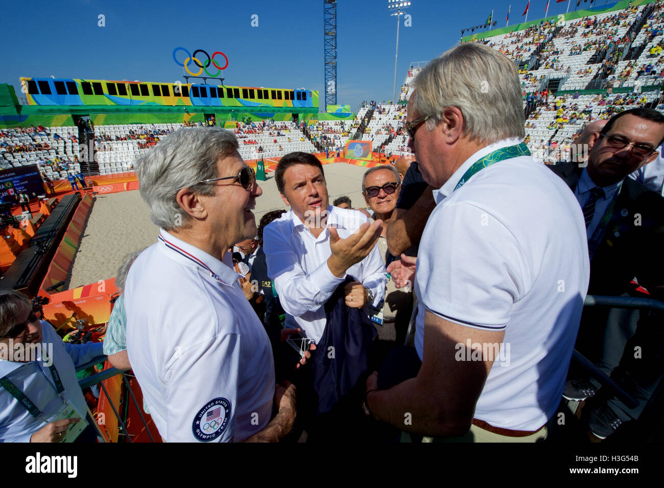 Primo Ministro italiano Matteo Renzi parla con gli Stati Uniti Il segretario di Stato John Kerry e del Dipartimento di Stato Consulente Senior David Thorne - ex U.S. Ambasciatore in Italia - dopo aver guardato un Olympic uomini beach volleyball gioco sulla spiaggia di Copacabana a Rio de Janeiro, Brasile, come Segretario e i suoi colleghi della U.S. Delegazione presidenziale visita i giochi olimpici estivi il 6 agosto 2016. Foto Stock