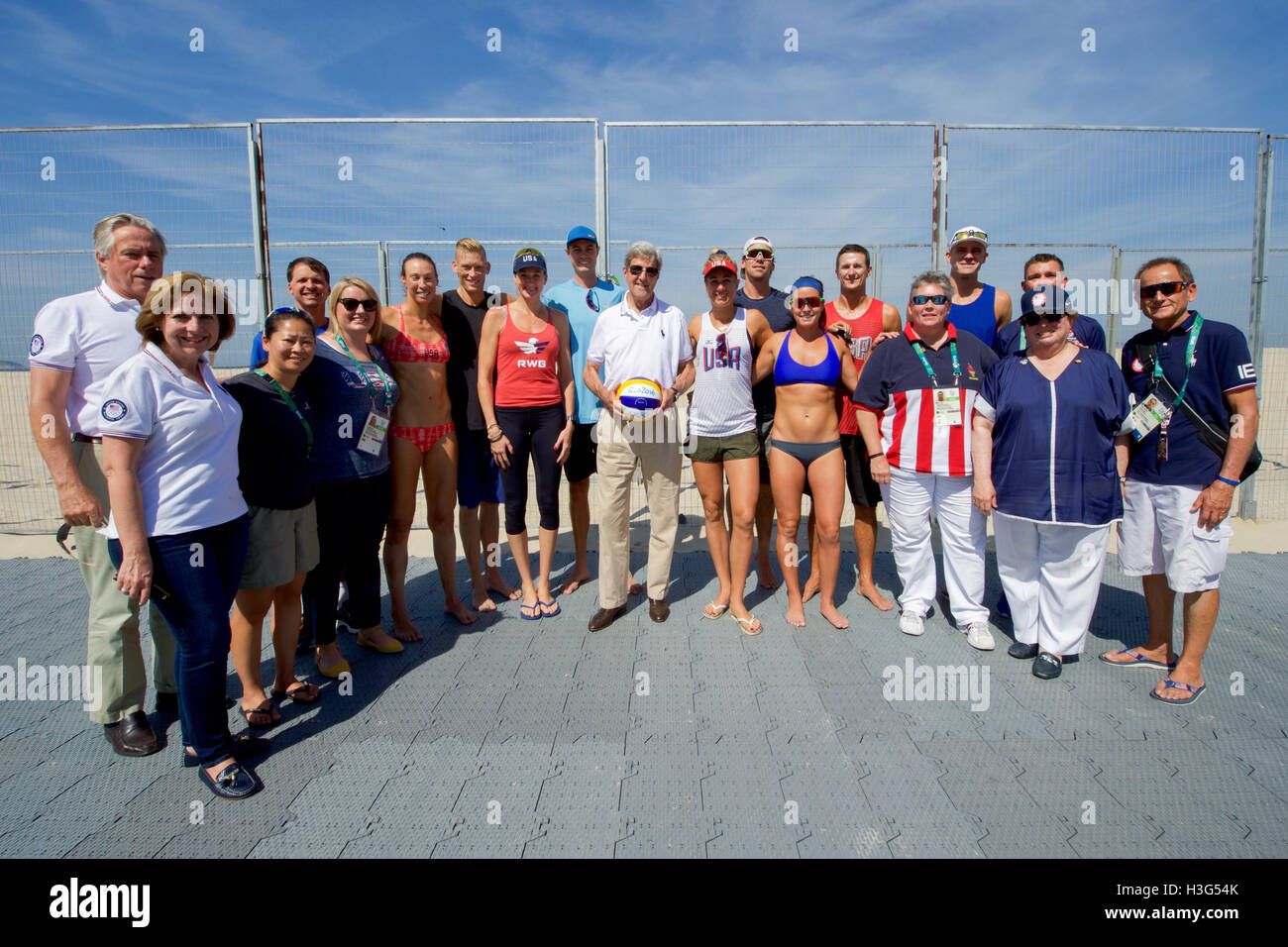 Stati Uniti Il segretario di Stato John Kerry in posa per una foto di gruppo con gli Stati Uniti Olympic donna i giocatori di beach volley sulla spiaggia di Copacabana a Rio de Janeiro, Brasile, il 6 agosto 2016, come lui e i suoi colleghi della U.S. Delegazione presidenziale frequentare i giochi olimpici estivi. Foto Stock