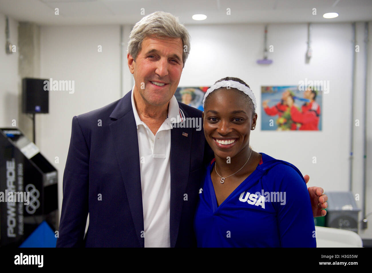 Stati Uniti Il segretario di Stato John Kerry in posa per una foto con Olympic tennis femminile player Sloane Stephens al Parco Olimpico di Rio de Janeiro, Brasile, il 6 agosto 2016, come lui e i suoi colleghi della U.S. Delegazione presidenziale frequentare i giochi olimpici estivi. Foto Stock
