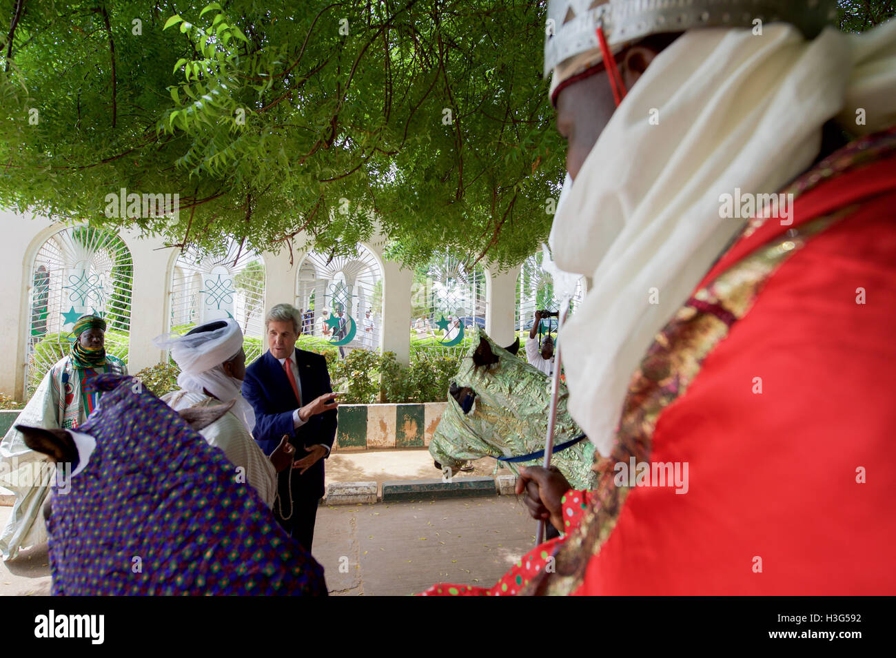 Stati Uniti Il segretario di Stato John Kerry, uniti da Sultan Muhammadu Sa'ad Abubakar, esamina alcune delle Sultan's Parade cavalli dopo l'erogazione di un discorso sulla lotta contro l'estremismo violento e promuovere la buona governance a seguito di una riunione con i funzionari del governo e i leader religiosi presso il Palazzo del Sultano di Sokoto in Nigeria il 23 agosto 2016. Foto Stock
