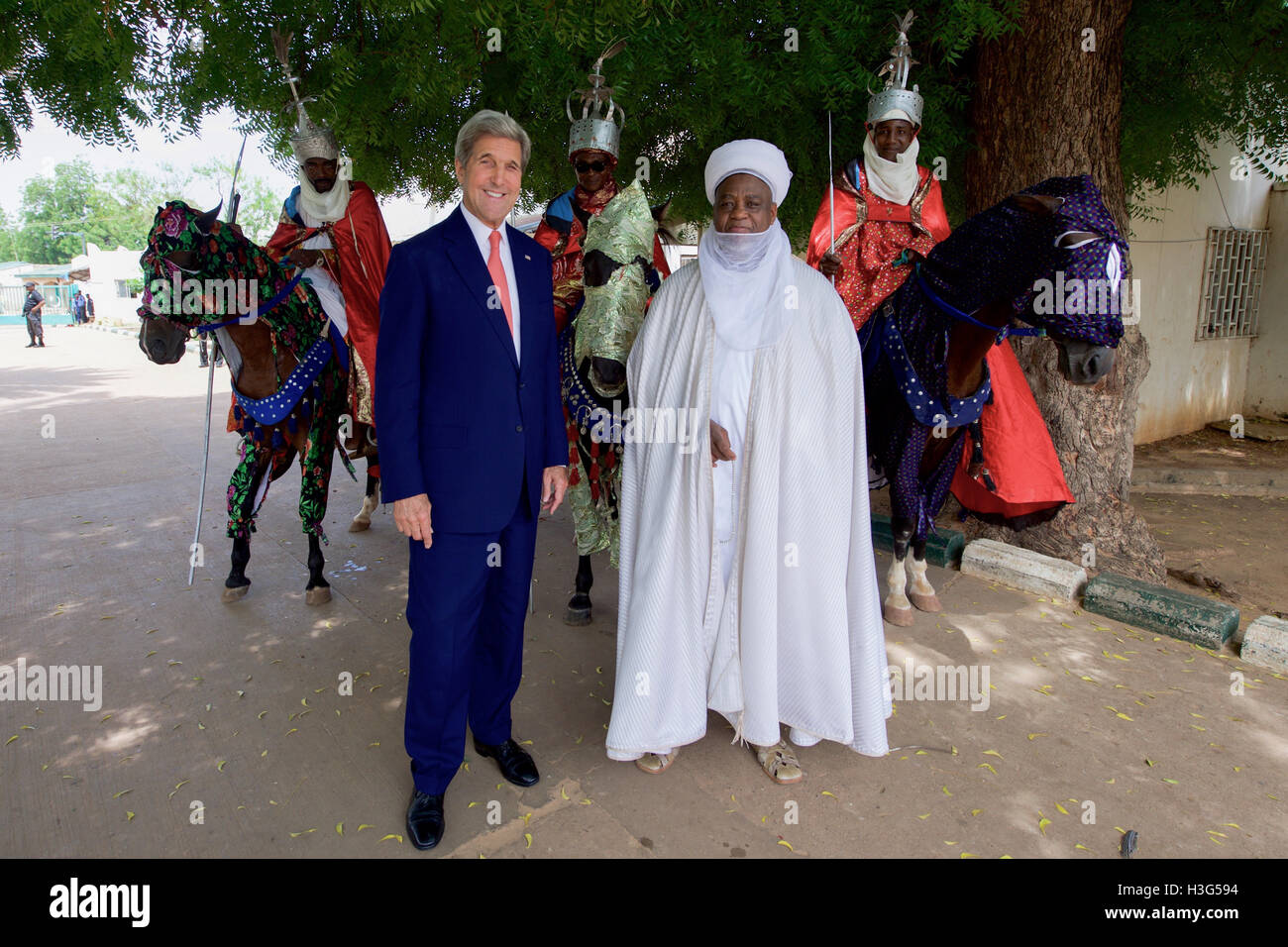 Stati Uniti Il segretario di Stato John Kerry, uniti da Sultan Muhammadu Sa'ad Abubakar, posa per una foto di fronte alcuni dei Sultan's Parade cavalli dopo l'erogazione di un discorso sulla lotta contro l'estremismo violento e promuovere la buona governance a seguito di una riunione con i funzionari del governo e i leader religiosi presso il Palazzo del Sultano di Sokoto in Nigeria il 23 agosto 2016. Foto Stock