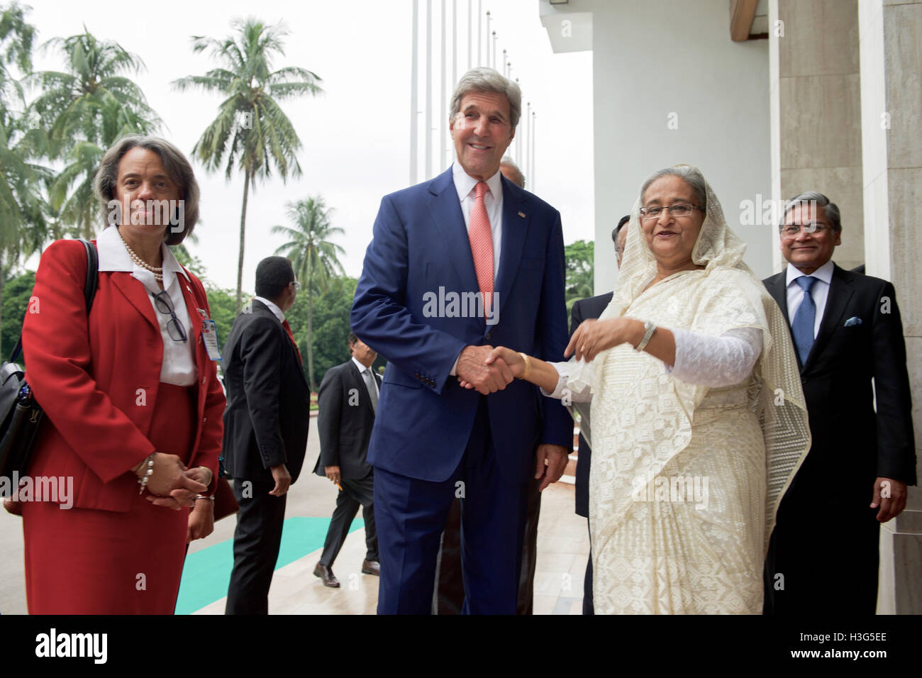 Stati Uniti Il segretario di Stato John Kerry bangladese saluta il Primo Ministro Sheikh Hasina Wazed con U.S. Ambasciatore in Bangladesh Marcia Bernicat all'Ufficio del Primo Ministro a Dhaka, nel Bangladesh, prima di una riunione bilaterale tenutasi il 29 agosto 2016 Foto Stock