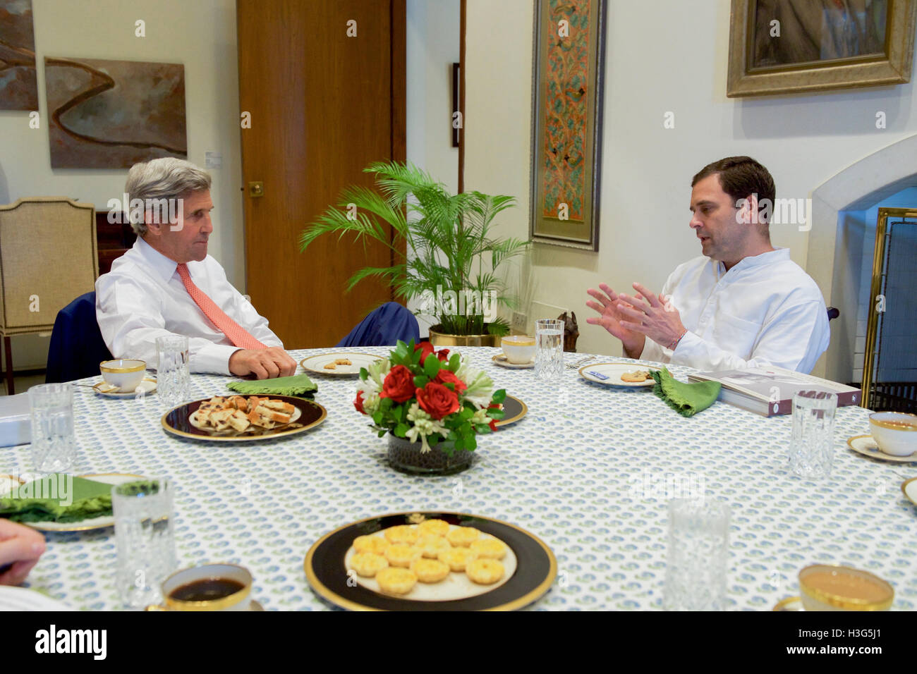 Stati Uniti Il segretario di Stato John Kerry si incontra con il leader dell opposizione Rahul Gandhi al Roosevelt House su agosto 31, 2016 a New Delhi, India. Foto Stock