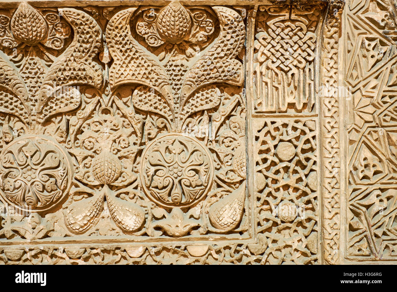 Iran, Isfahan, Moschea del Venerdì, patrimonio mondiale dell'UNESCO, stucco mihrab Foto Stock