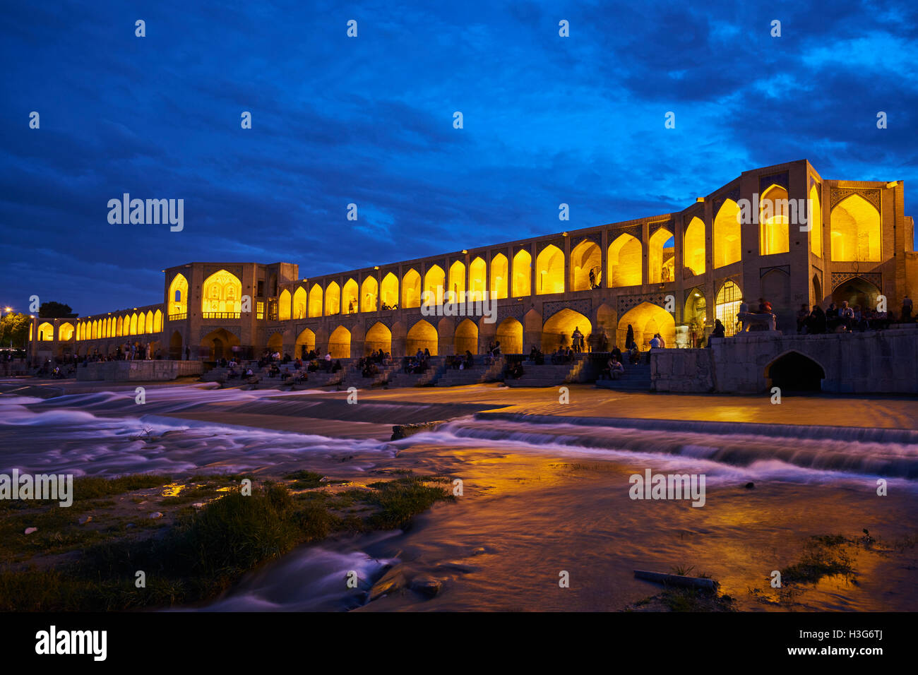Iran, Isfahan, Khaju ponte sul fiume Zayandeh Foto Stock