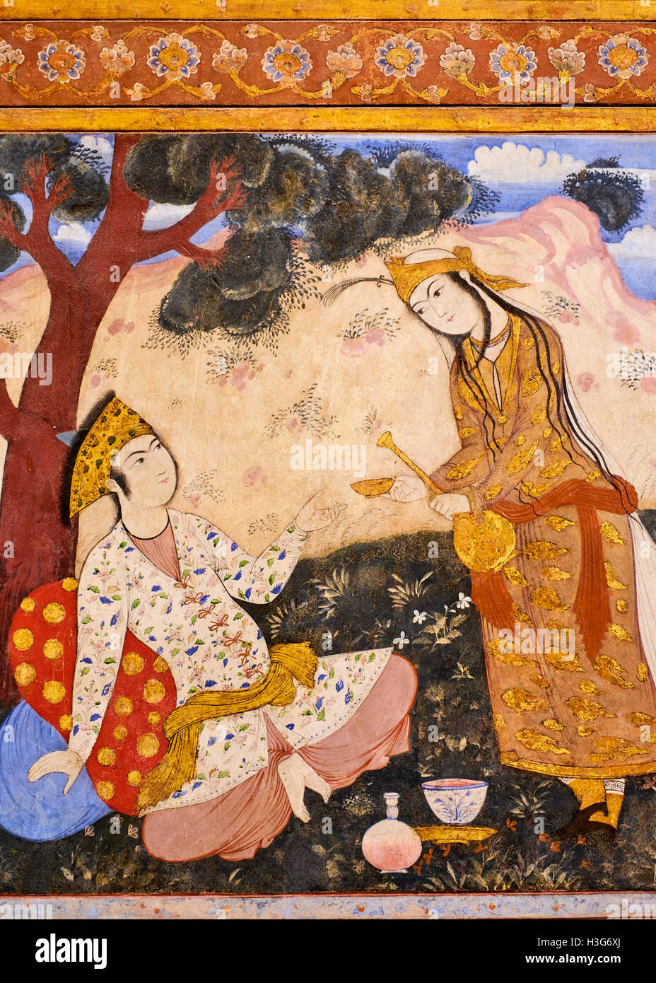Iran, Isfahan, Chehel Sotun palace, la grande sala o trono hall pittura, persiano donna pourring vino Foto Stock
