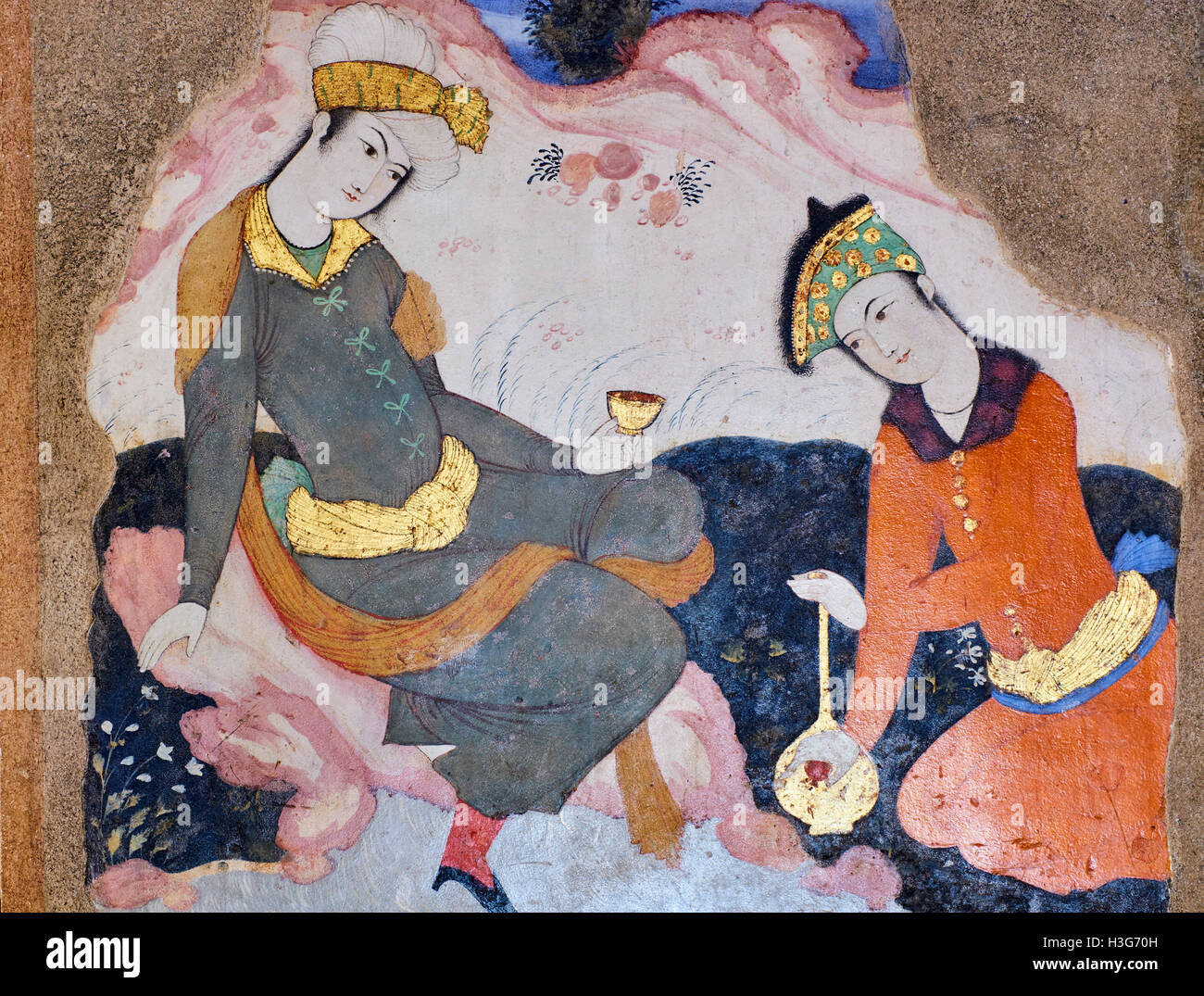 Iran, Isfahan, Chehel Sotun palace, la grande sala o trono hall pittura, persiano donna pourring vino Foto Stock