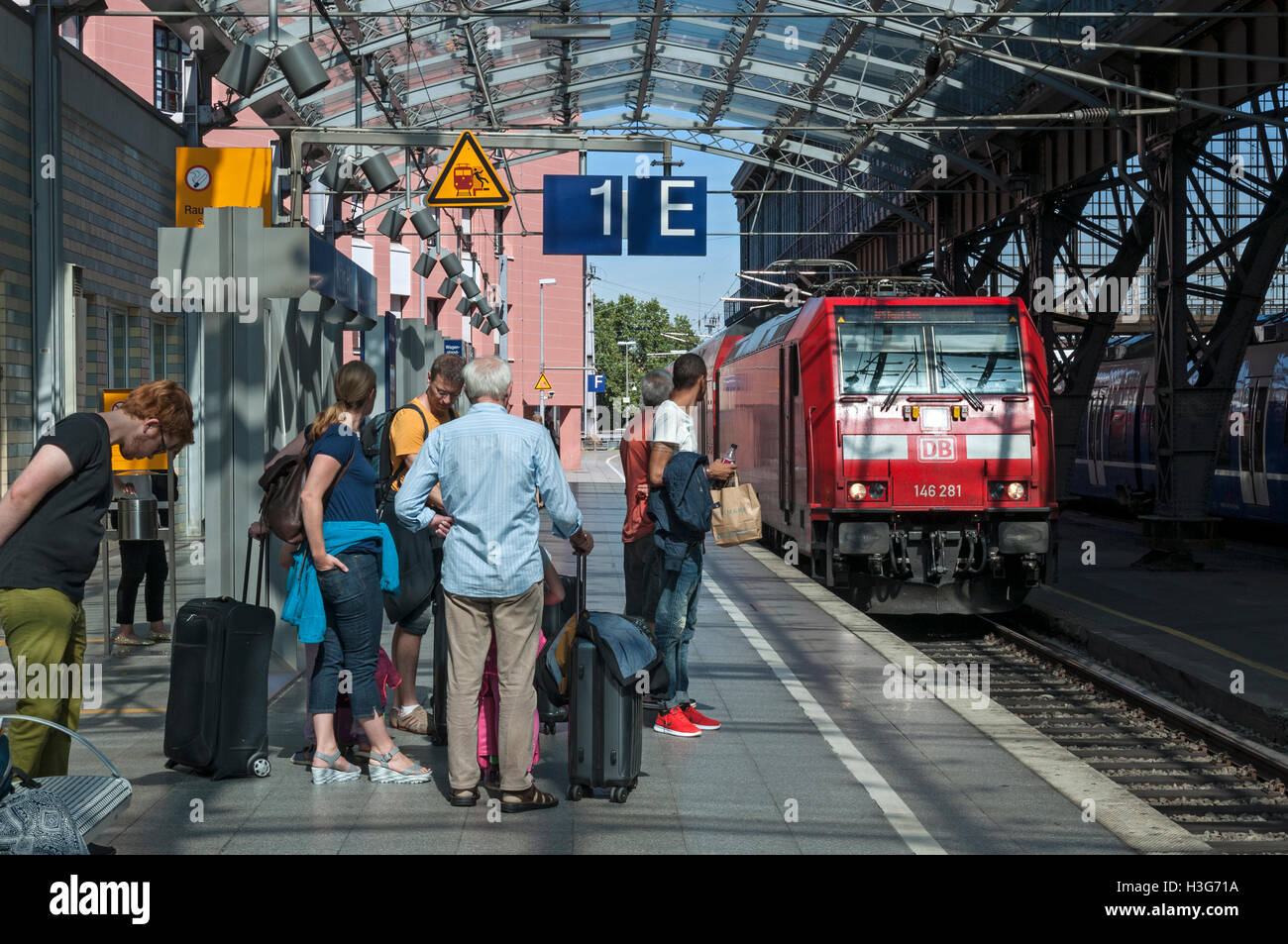Le persone in attesa di un treno a Colonia Stazione Centrale, NRW. Germania Foto Stock