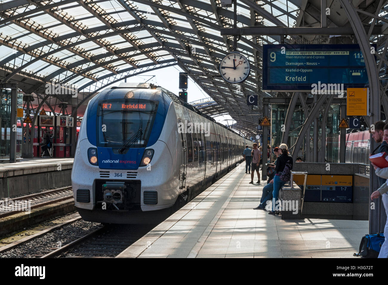 La National Express treno arrivando alla Colonia Stazione Centrale en route a Krefeld, NRW Germania. Foto Stock