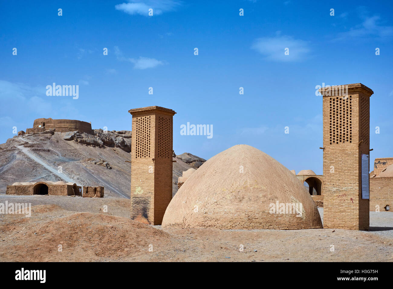 Iran, Yazd provincia, Yazd, Torri di silenzio, sito zoroastriana Foto Stock