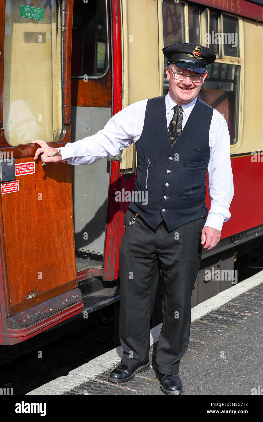 Severn Valley Railway train guard, che racchiude le reliquie di età del vapore su questo lavoro storica linea ferroviaria. Foto Stock