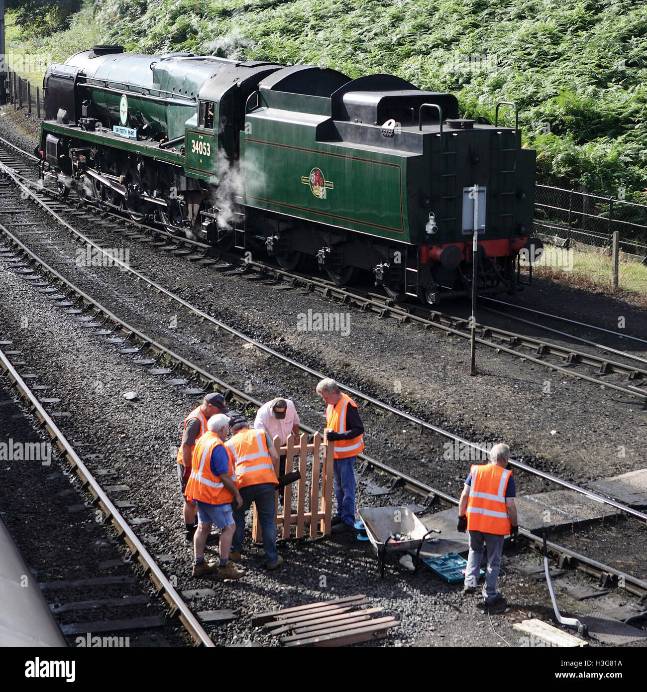 'Sir Keith Park' locomotore in Severn Valley Railway e gli ingegneri che lavorano su questa storica linea ferroviaria. Foto Stock