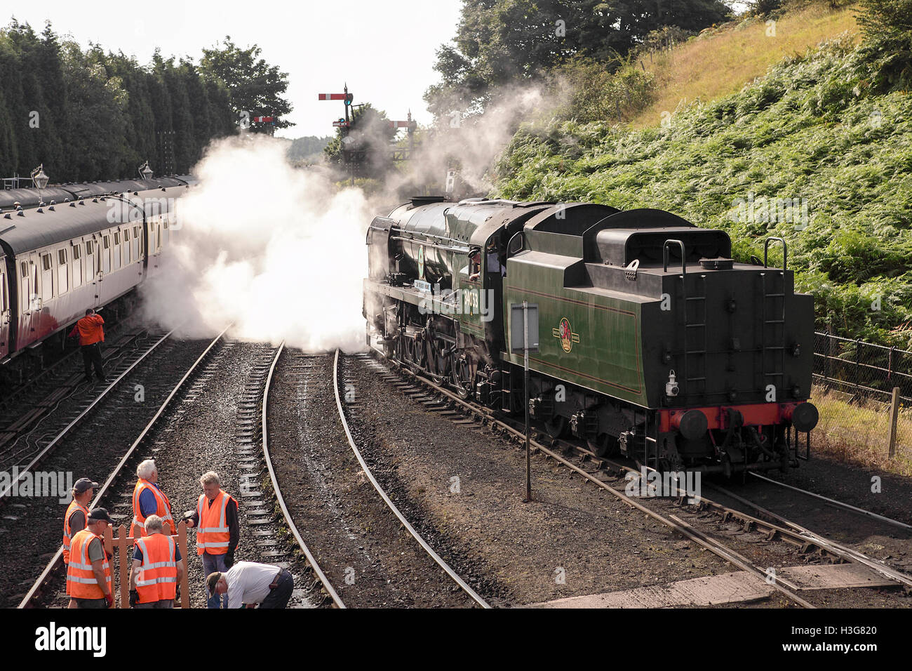 'Sir Keith Park' locomotore in Severn Valley Railway e ingegneri di lavoro sulla linea ferroviaria. Foto Stock