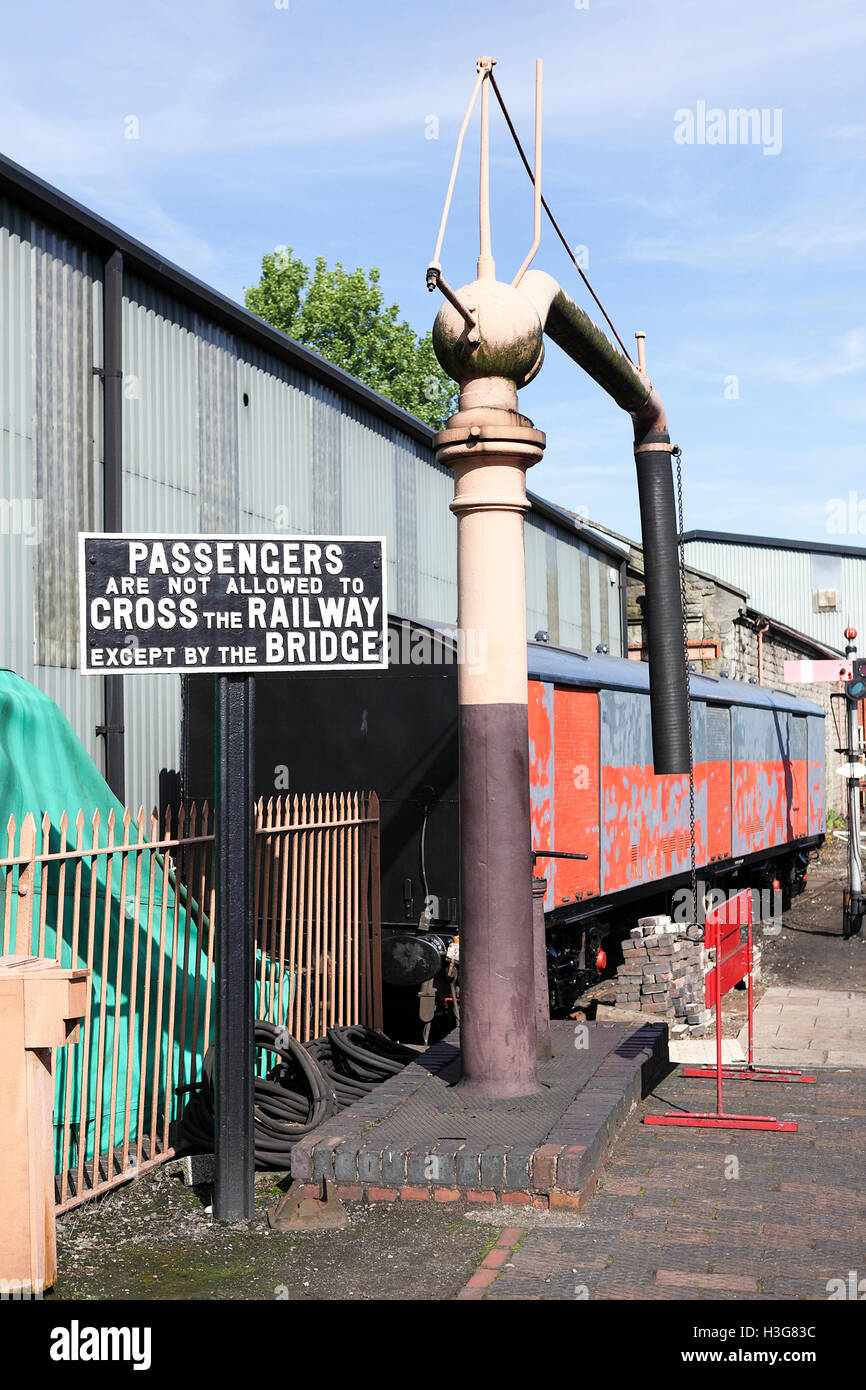 Severn Valley Railway, comprendendo acqua gru dall'età del vapore su questo lavoro storica linea ferroviaria. Foto Stock