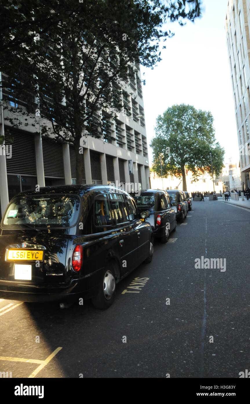 I taxi in attesa di noleggio, Tower Hill, Londra, Regno Unito. Foto Stock