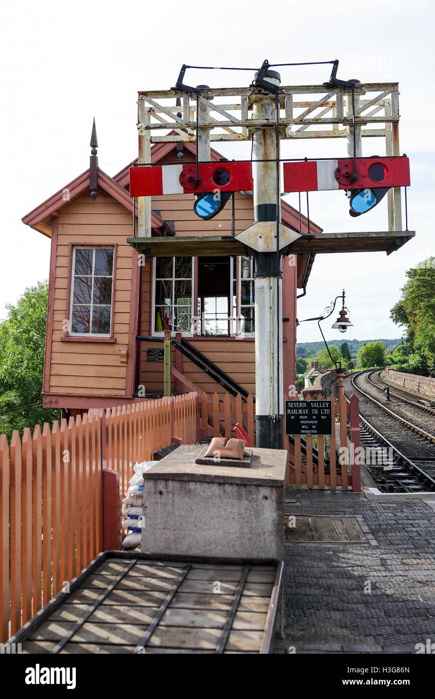 Severn Valley Railway, abbracciando la casella segnale a partire dall'età di vapore su questo lavoro storica linea ferroviaria. Foto Stock