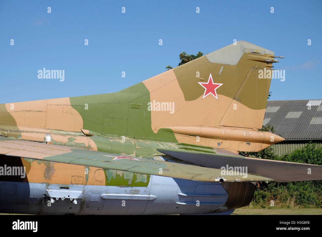 La coda di una Mikoyan-Gurevich MiG-27K "Flogger" massa-attacco aereo al Newark Air Museum, Nottinghamshire, Inghilterra. Foto Stock