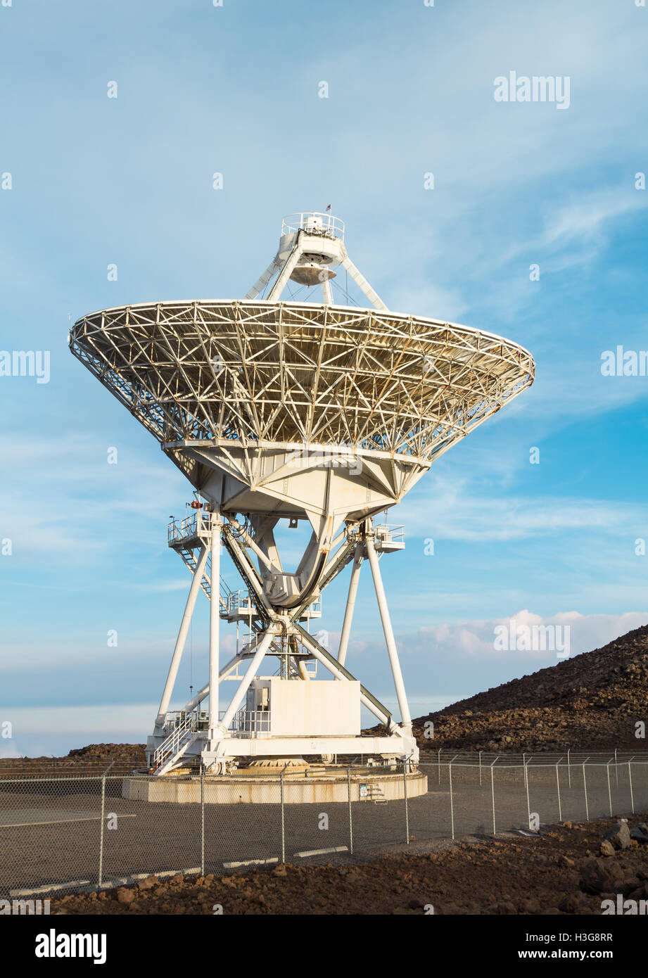 Questo 25-metro piatto radio telescope, parte degli Stati Uniti molto lunga Array di base di rete si trova sul Mauna Kea vulcano Foto Stock