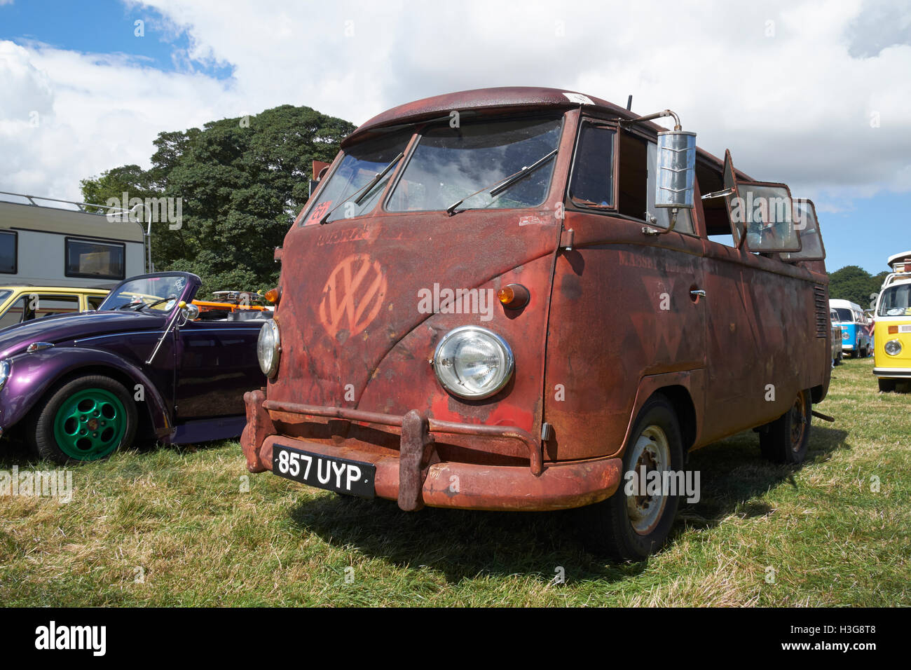 Un 'rat look' split-screen VW van al Viva Skeg Vegas Classic VW mostra, Revesby Park, Lincolnshire, Regno Unito. Foto Stock