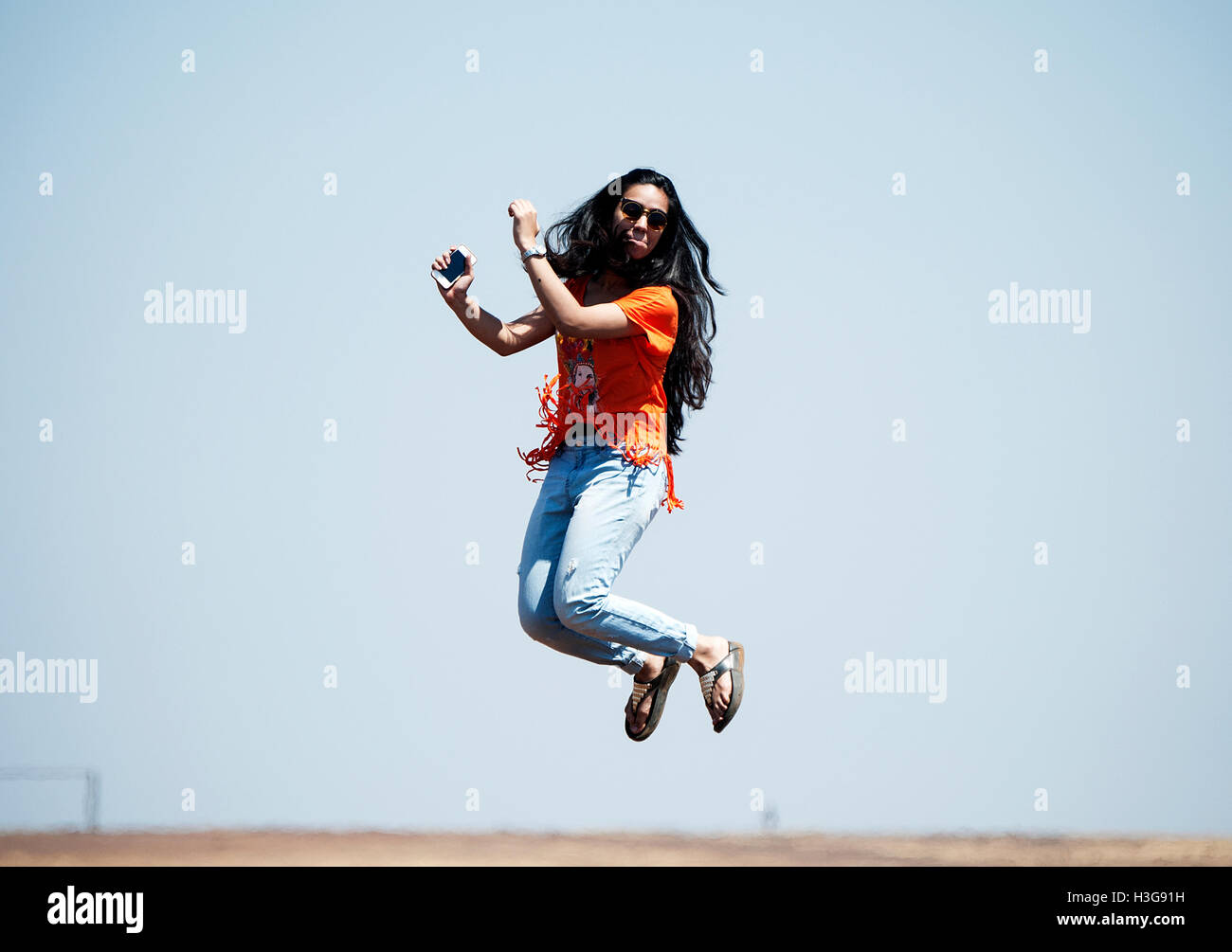 L'immagine di adolescenti ragazza indiana il salto in aria, India Foto Stock