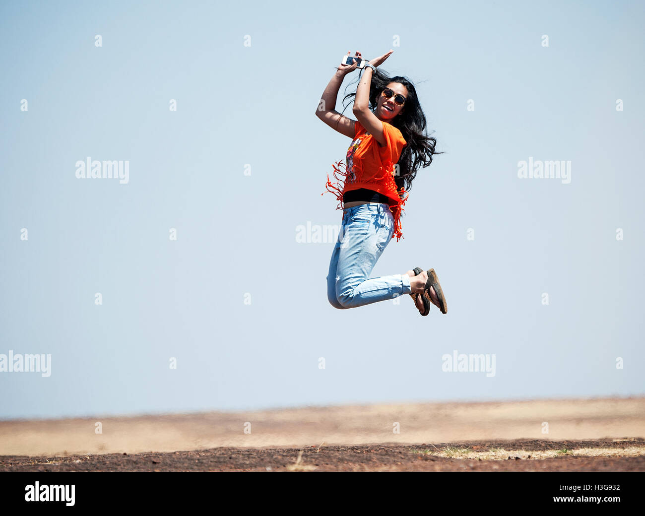 L'immagine di indiani ragazza adolescente il salto in aria, India Foto Stock