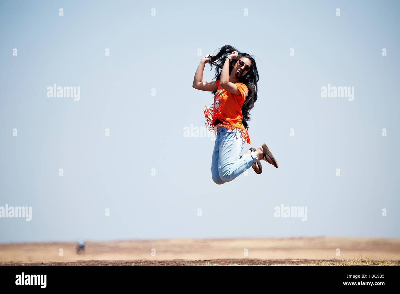 L'immagine di eccitato ragazza adolescente il salto in aria, India Foto Stock