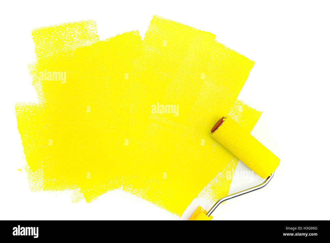 Rullo di verniciatura con vernice di colore giallo su sfondo bianco Foto Stock