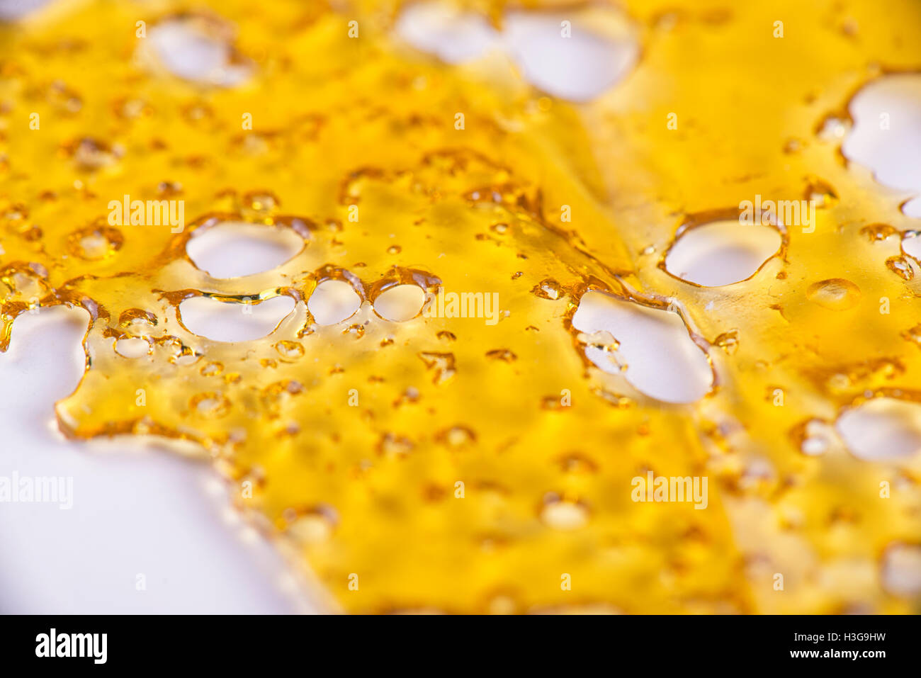 Un pezzo di olio di cannabis concentrare aka frantumare isolata contro uno sfondo bianco Foto Stock