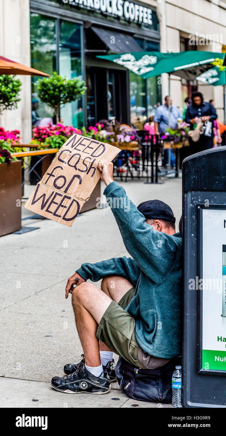 L'uomo bumming per cambio di ricambio per le strade di Chicago Foto Stock
