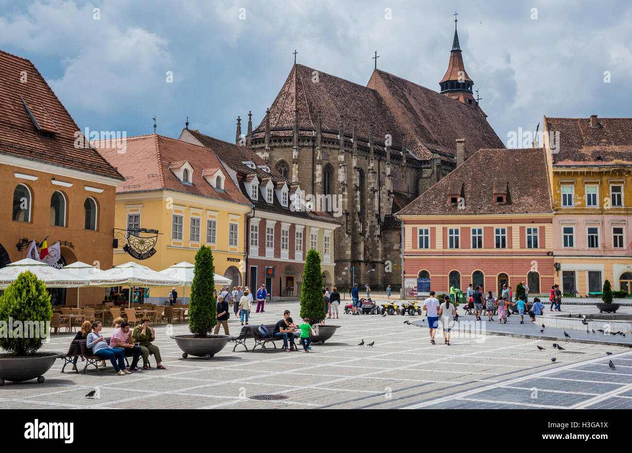 La Chiesa Nera (rumeno - Biserica Neagra) in Brasov, Romania. Vista dalla piazza del Consiglio Foto Stock
