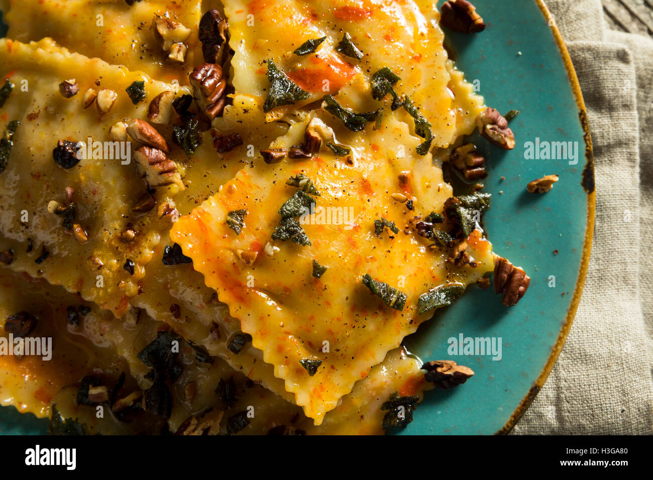 In casa i ravioli di zucca con salsa di burro salato e Foto Stock