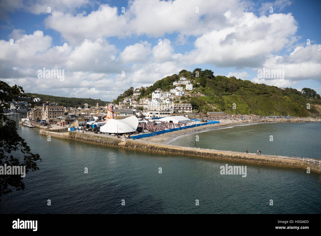 25 settembre 2016 Looe music festival, Cornwall. La folla sulla spiaggia Headline agisce incluso Bryan Ferry e amanti del divertimento criminali Foto Stock