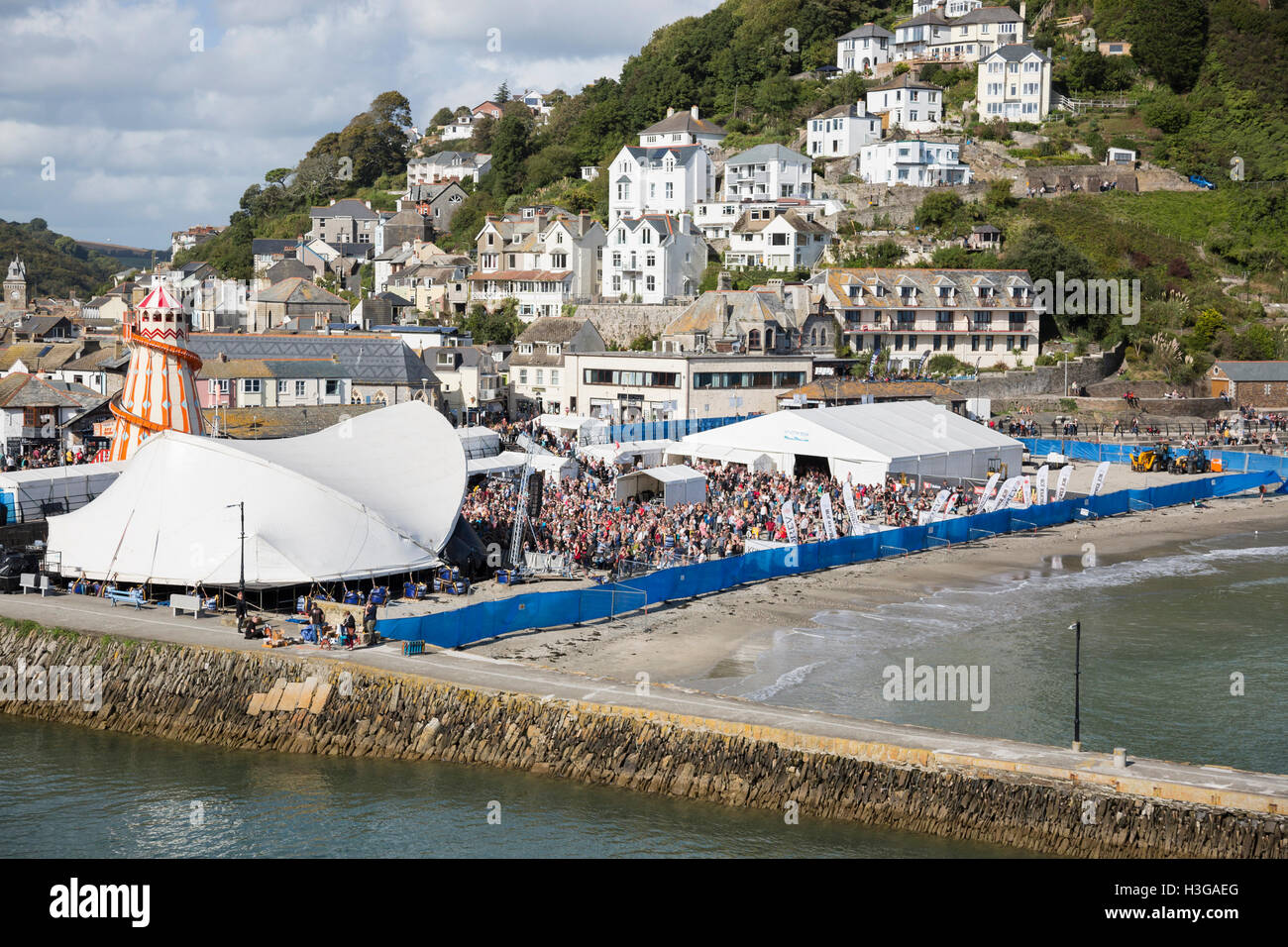 25 settembre 2016 Looe music festival, Cornwall. La folla sulla spiaggia Headline agisce incluso Bryan Ferry e amanti del divertimento criminali Foto Stock