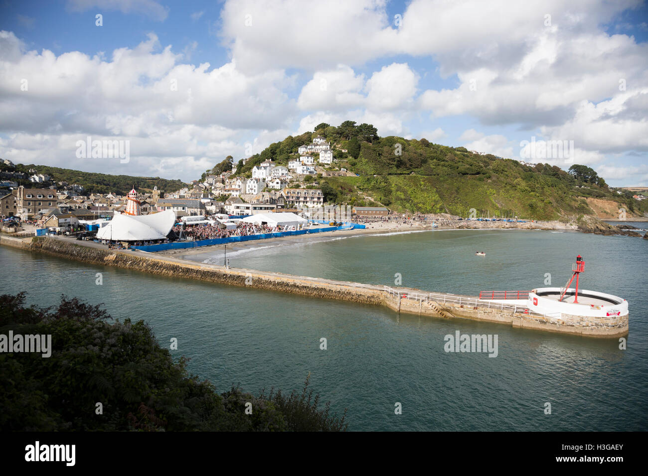 25 settembre 2016 Looe music festival, Cornwall. La folla sulla spiaggia Headline agisce incluso Bryan Ferry e amanti del divertimento criminali Foto Stock