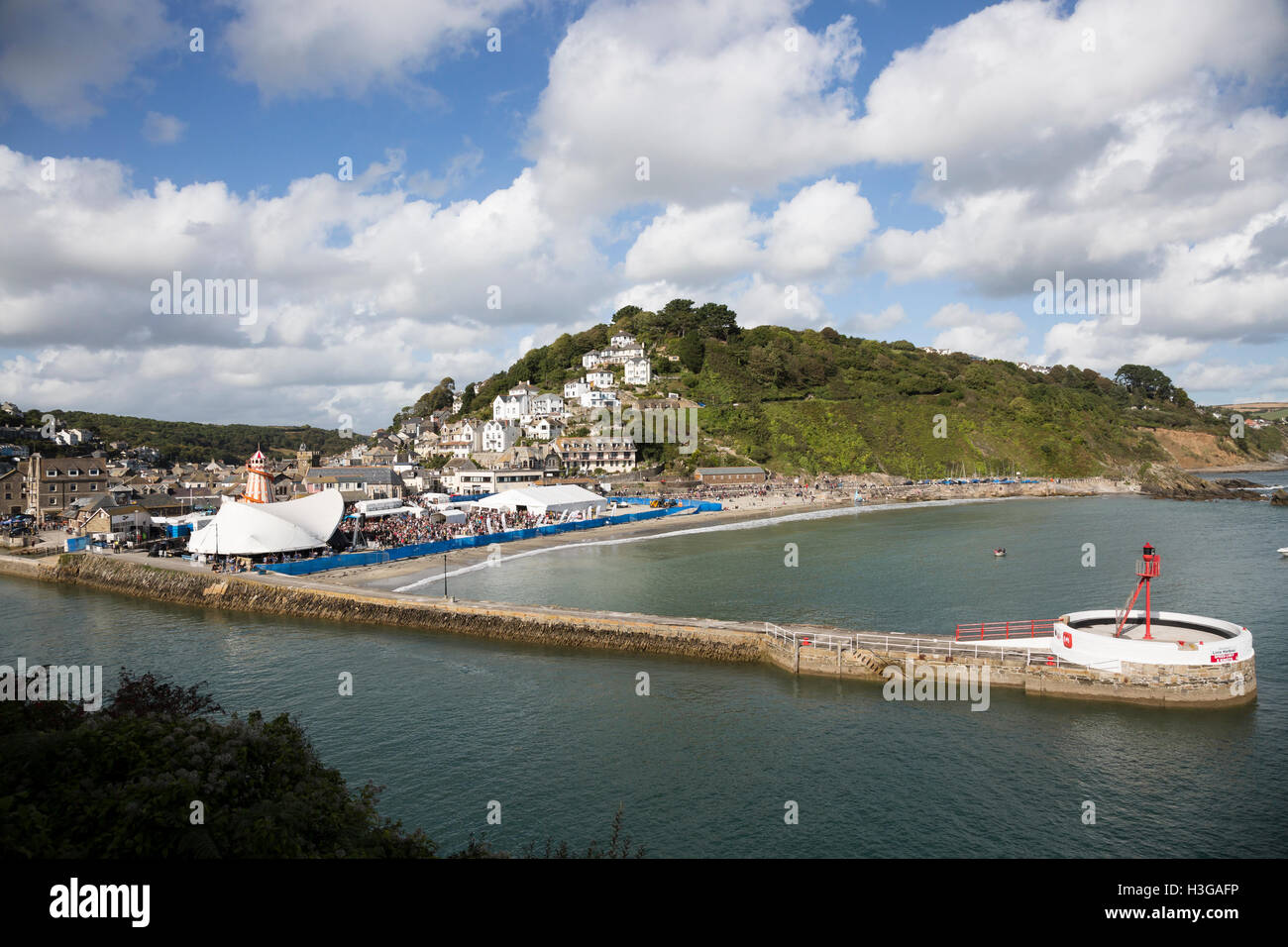 25 settembre 2016 Looe music festival, Cornwall. La folla sulla spiaggia Headline agisce incluso Bryan Ferry e amanti del divertimento criminali Foto Stock